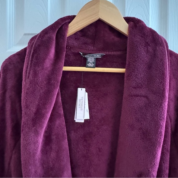 Victoria’s  Secret Women’s Short Plush Robe Size ML Burgundy Super Soft Cozy - Picture 9 of 11